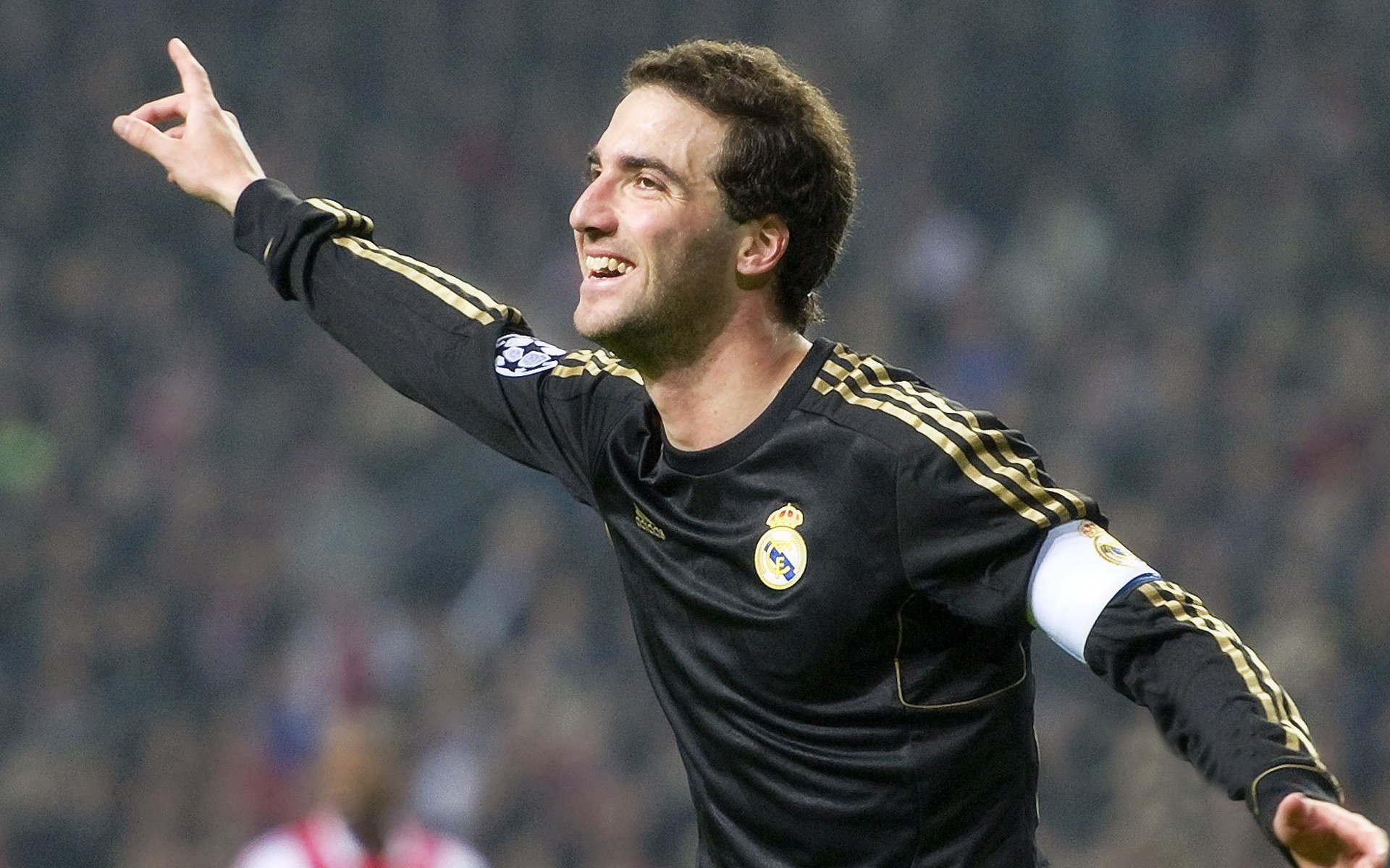 铁翼破长空,当戈贝尔在老鹰的冲击下完成涅槃